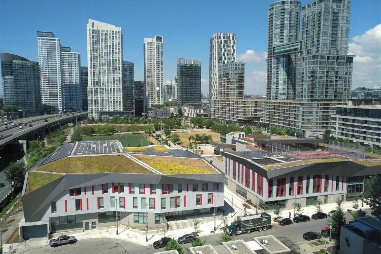 تورونتو Three-Bedroom Condo With Free Parking Nearby Cn Tower With Lake View المظهر الخارجي الصورة