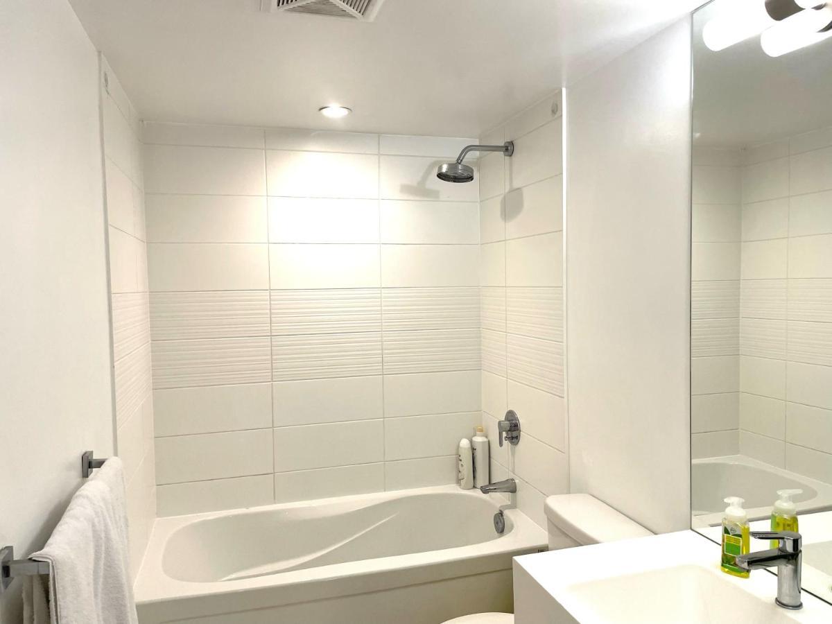 تورونتو Three-Bedroom Condo With Free Parking Nearby Cn Tower With Lake View المظهر الخارجي الصورة