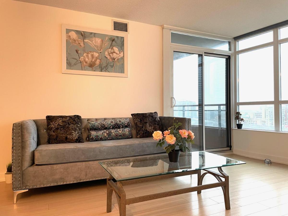 تورونتو Three-Bedroom Condo With Free Parking Nearby Cn Tower With Lake View المظهر الخارجي الصورة