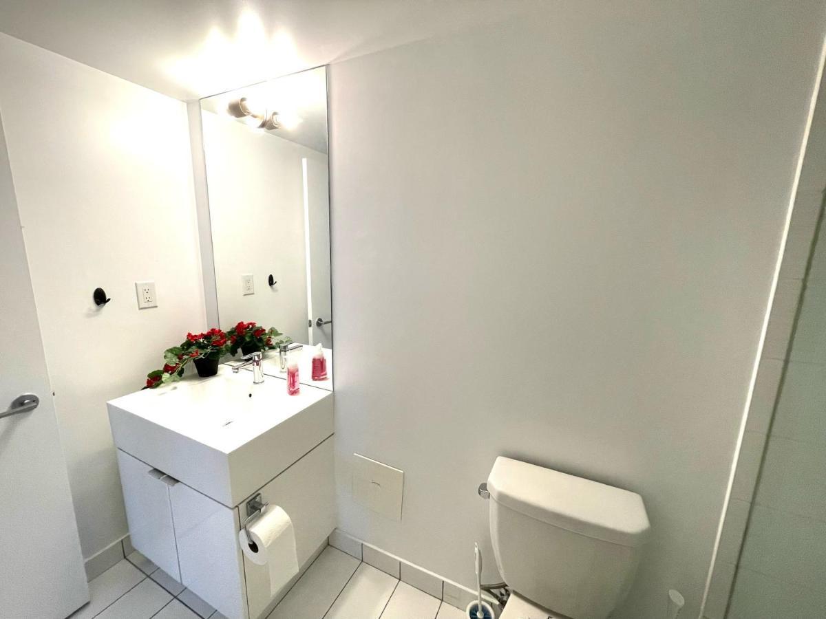 تورونتو Three-Bedroom Condo With Free Parking Nearby Cn Tower With Lake View المظهر الخارجي الصورة