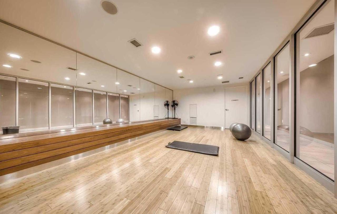 تورونتو Three-Bedroom Condo With Free Parking Nearby Cn Tower With Lake View المظهر الخارجي الصورة