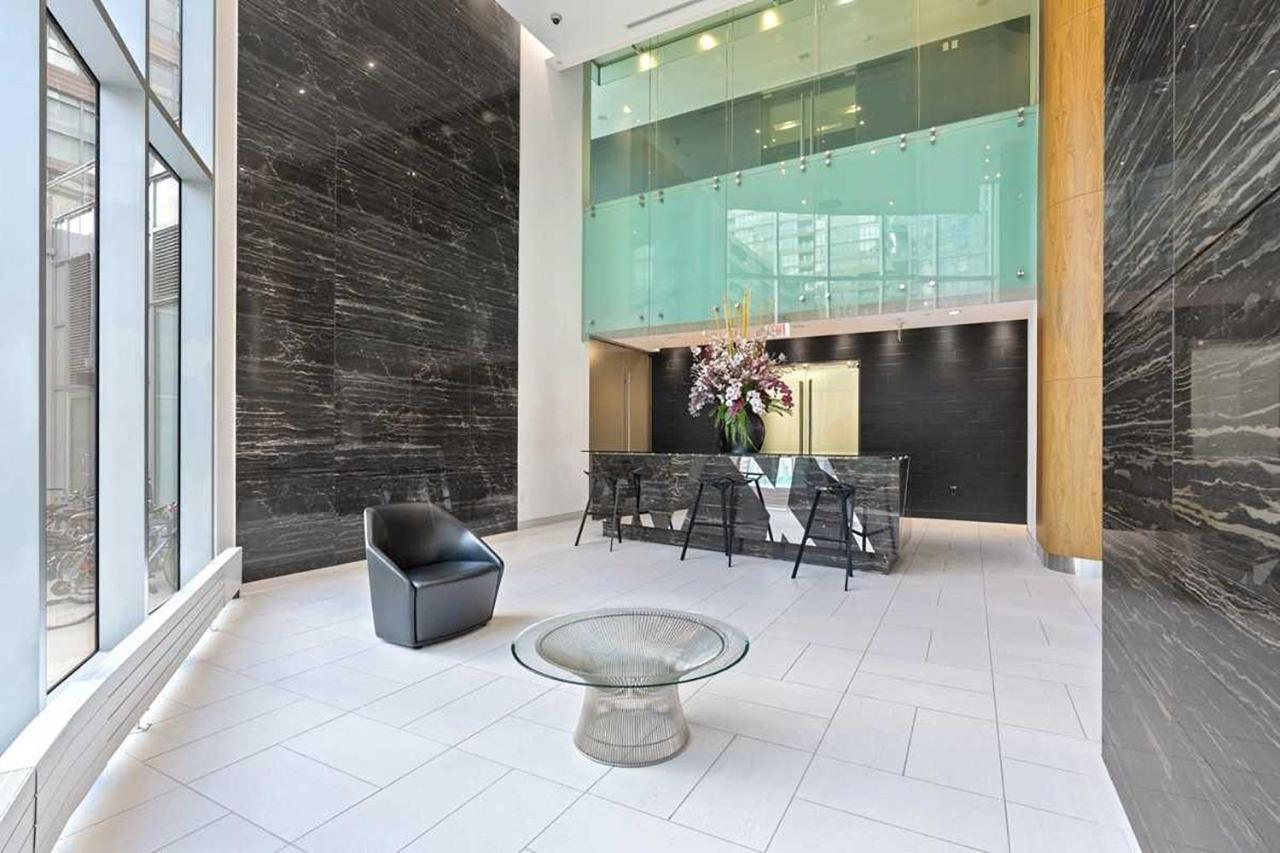 تورونتو Three-Bedroom Condo With Free Parking Nearby Cn Tower With Lake View المظهر الخارجي الصورة