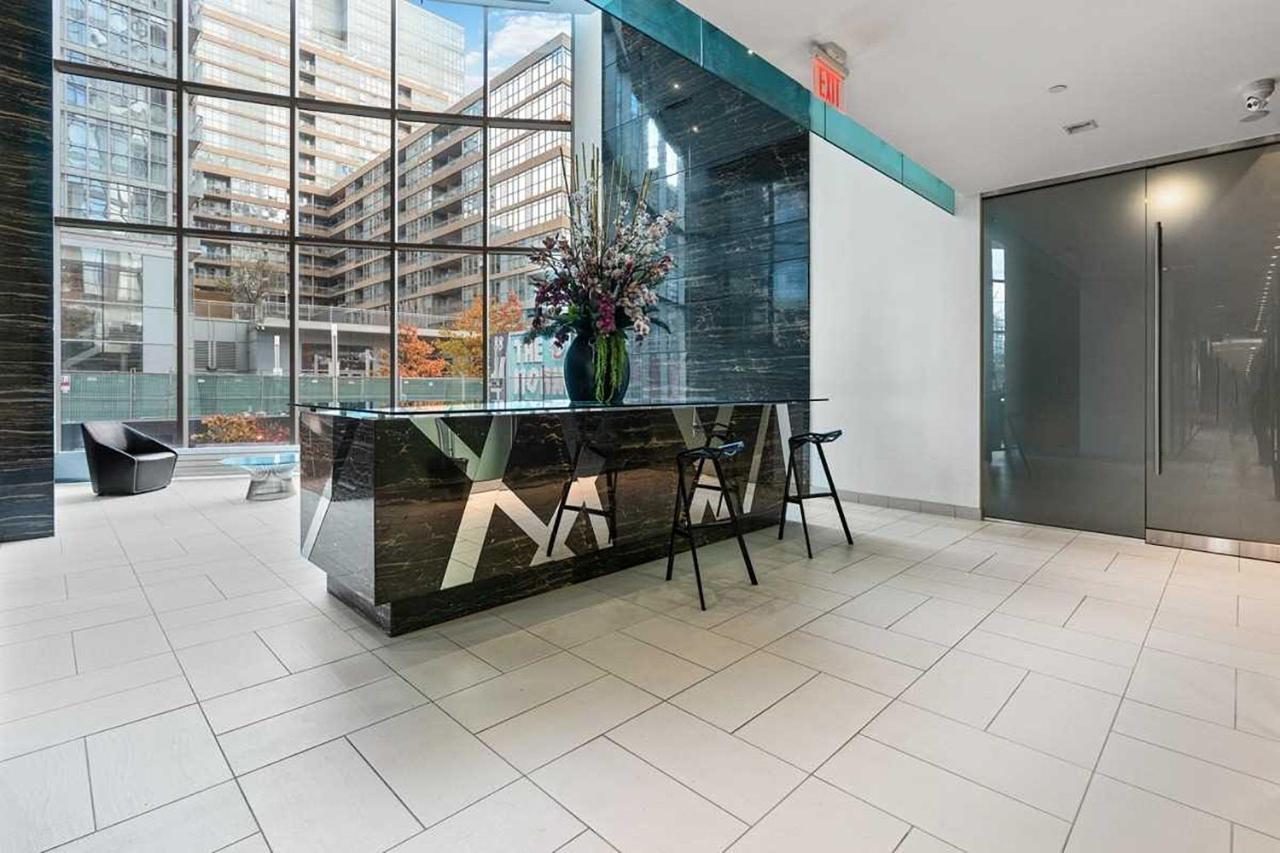 تورونتو Three-Bedroom Condo With Free Parking Nearby Cn Tower With Lake View المظهر الخارجي الصورة