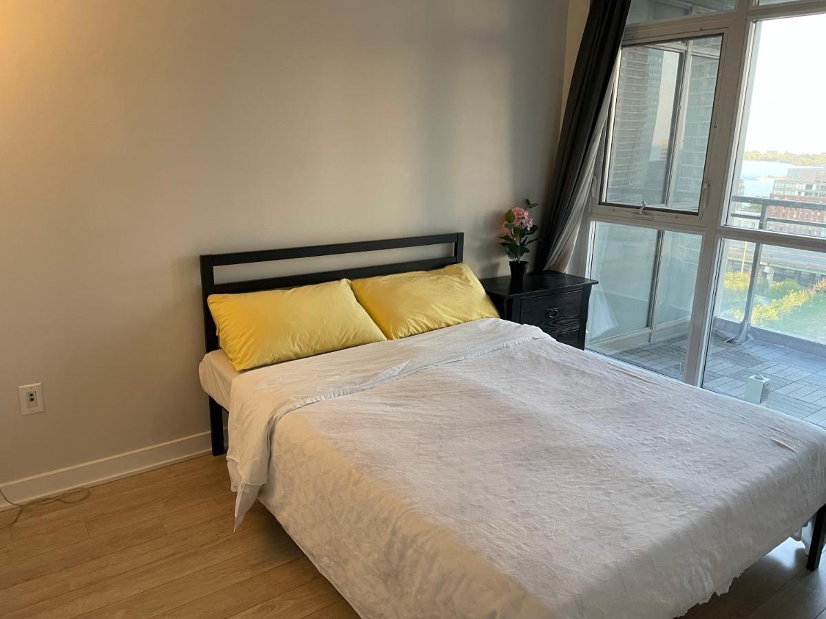 تورونتو Three-Bedroom Condo With Free Parking Nearby Cn Tower With Lake View المظهر الخارجي الصورة