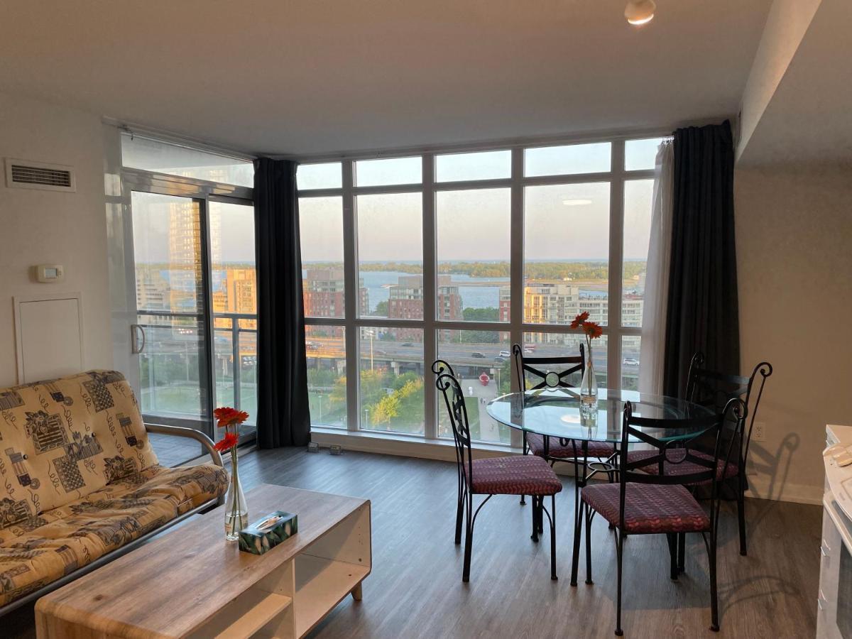 تورونتو Three-Bedroom Condo With Free Parking Nearby Cn Tower With Lake View المظهر الخارجي الصورة